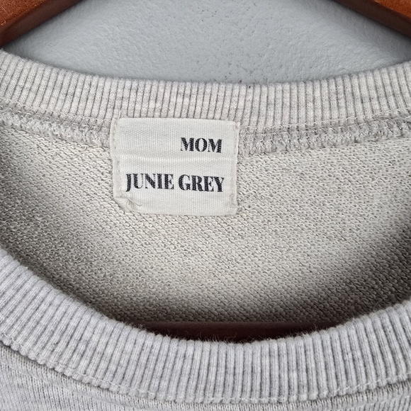 JUNIE GREY Mom Oversized Sweatshirt Embroidered Smile Flower Gray Womens Size L - Picture 5 of 9